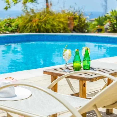 Βίλα In Sleeps 6 With Pool And Wifi