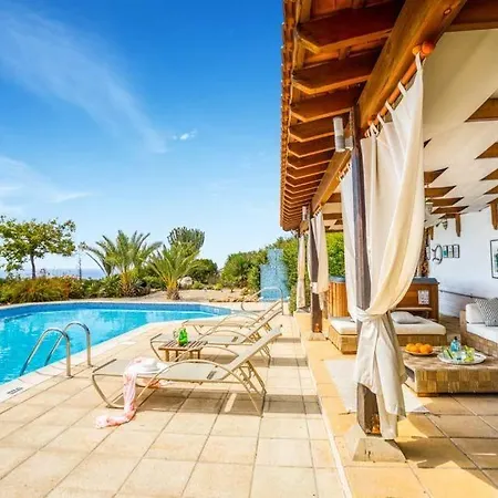 In Sleeps 6 With Pool And Wifi Βίλα
