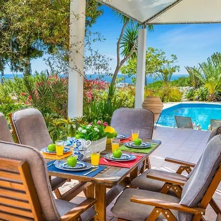 In Sleeps 6 With Pool And Wifi