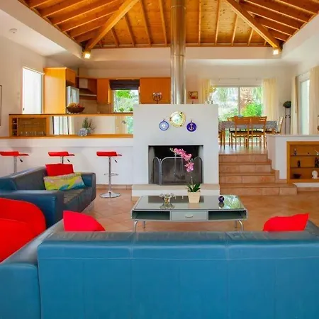 Βίλα In Sleeps 6 With Pool And Wifi Πέγεια