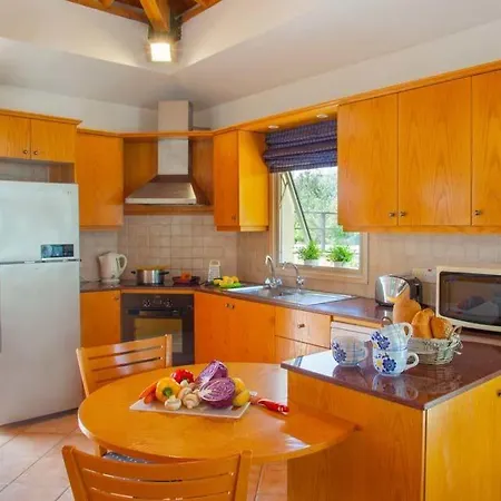 In Sleeps 6 With Pool And Wifi Βίλα *