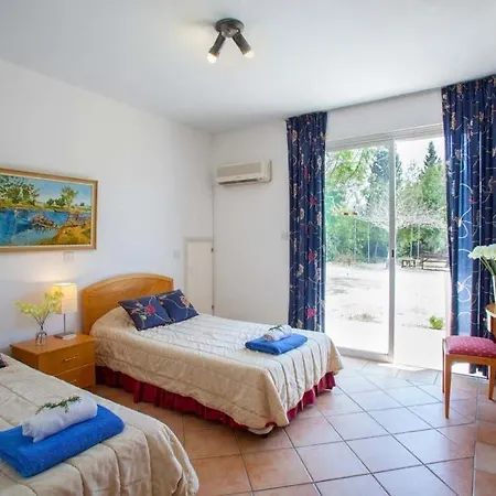 Βίλα In Sleeps 6 With Pool And Wifi *
