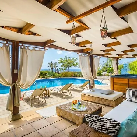 빌라 In Sleeps 6 With Pool And Wifi *