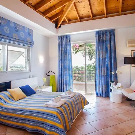 In Sleeps 6 With Pool And Wifi