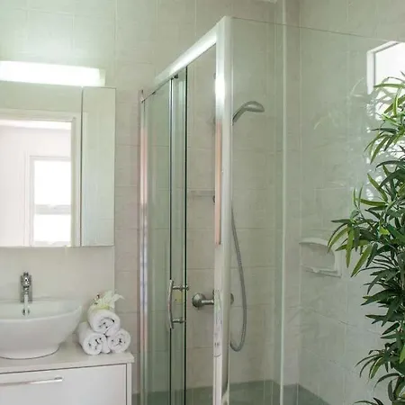 빌라 In Sleeps 6 With Pool And Wifi *